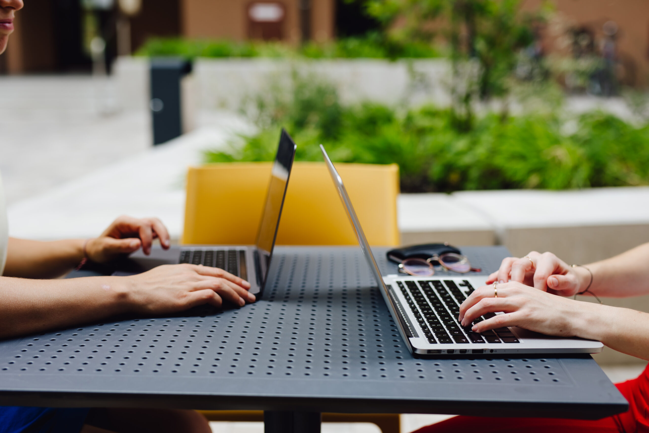 Arbeitsplatz mit zwei Laptops